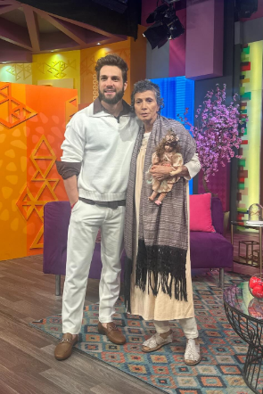 W0nk4_123's tweet photo. Apoyado, respaldado y nunca soltado de la mano de puro grande, que linda la maestra por estar siempre con Nico!
NICOLA ES CAMILO
ESTRENO AMANECER https://t.co/LrHpFfLWkv