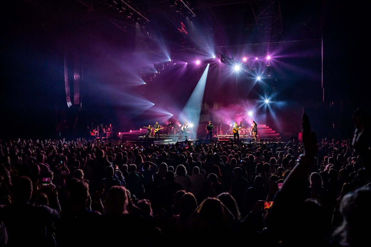 RochVoisineRVI's tweet photo. 💙 Ce mercredi, sur la scène Loto-Québec du #FEQ, Roch Voisine et ses musiciens seront en concert dès 21h15 pour célébrer la tournée 𝐇𝐞́𝐥𝐞̀𝐧𝐞 𝟑𝟓 dans la Vieille Capitale. 

On a hâte de vous y retrouver !  Serez-vous des nôtres ?

📸 Pixeline Photographie https://t.co/NXTUoCZMSi