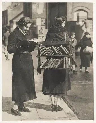 Date a girl who reads Or better yet, date a girl who writes — Rosemarie Urquico #reading #writing