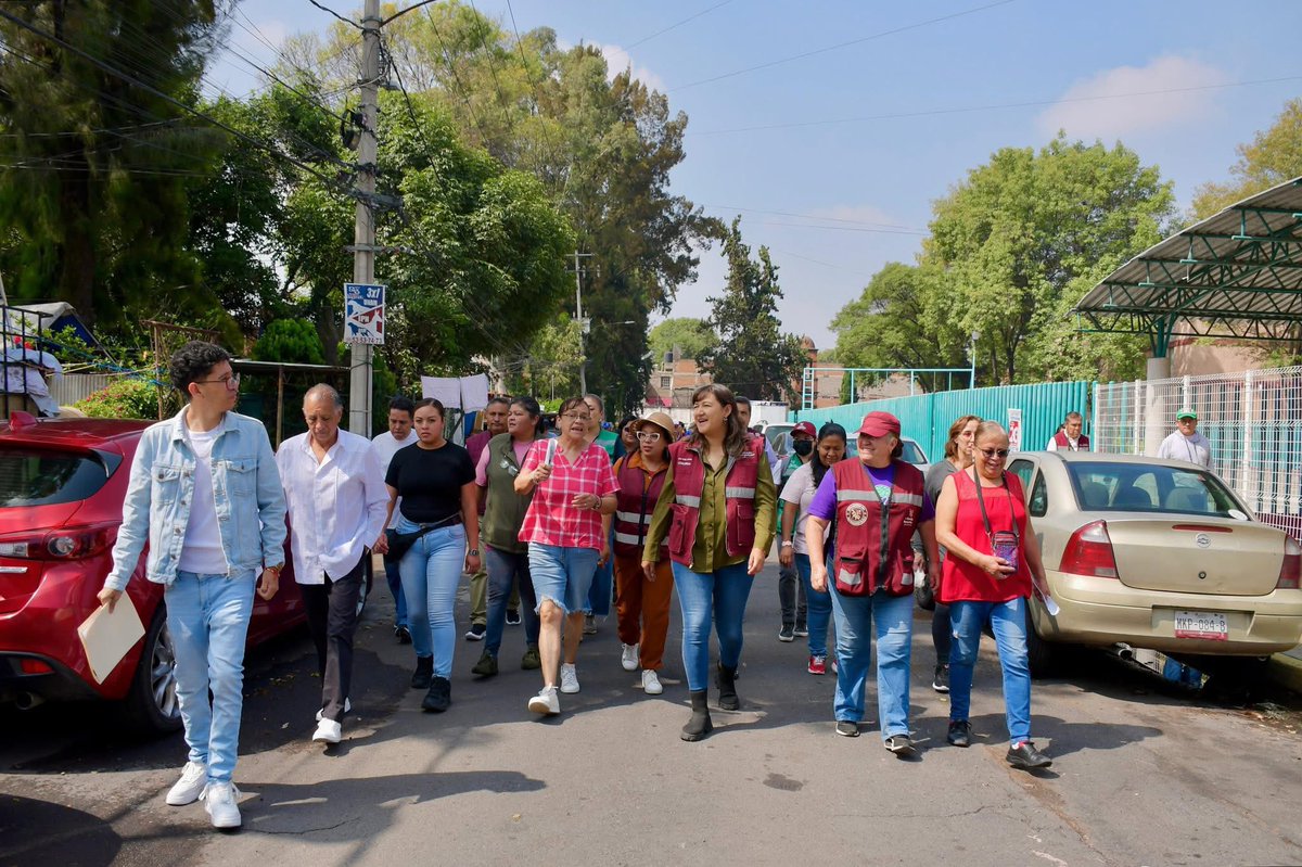 NancyNunezmx's tweet photo. 🌿 Esta mañana acompañamos la jornada de Bienestar en tu Calle en la Unidad Habitacional #Pantaco, una de las zonas que forma parte de nuestras prioridades en el territorio.
🧹 Estuvimos supervisando los trabajos de limpieza, 🌳 poda, 💡 atención a luminarias y recuperación de áreas comunes, pero sobre todo, escuchando a las y los vecinos 👂🏽 para conocer sus inquietudes y coordinar soluciones desde lo local.
🚶🏽♀️ Estoy convencida de que gobernar también es estar en la calle, caminar con la gente y trabajar de la mano con quienes habitan este territorio.
❤️ Porque en Azcapotzalco, el bienestar se construye con cercanía, con escucha y con resultados.
#BienestarParaElPueblo