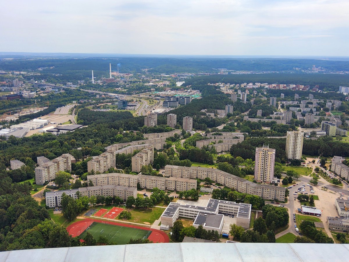 Wenn man vom Fernsehturm in Vilnius herunter schaut dann fallen (mir) auf den ersten Blick ganz viele Plattenbauten aus der sozialistischen Zeitepoche auf.

Aber dieser Fernsehturm spielte 1991 eine sehr wichtige Rolle:
de.m.wikipedia.org/wiki/Januarere….