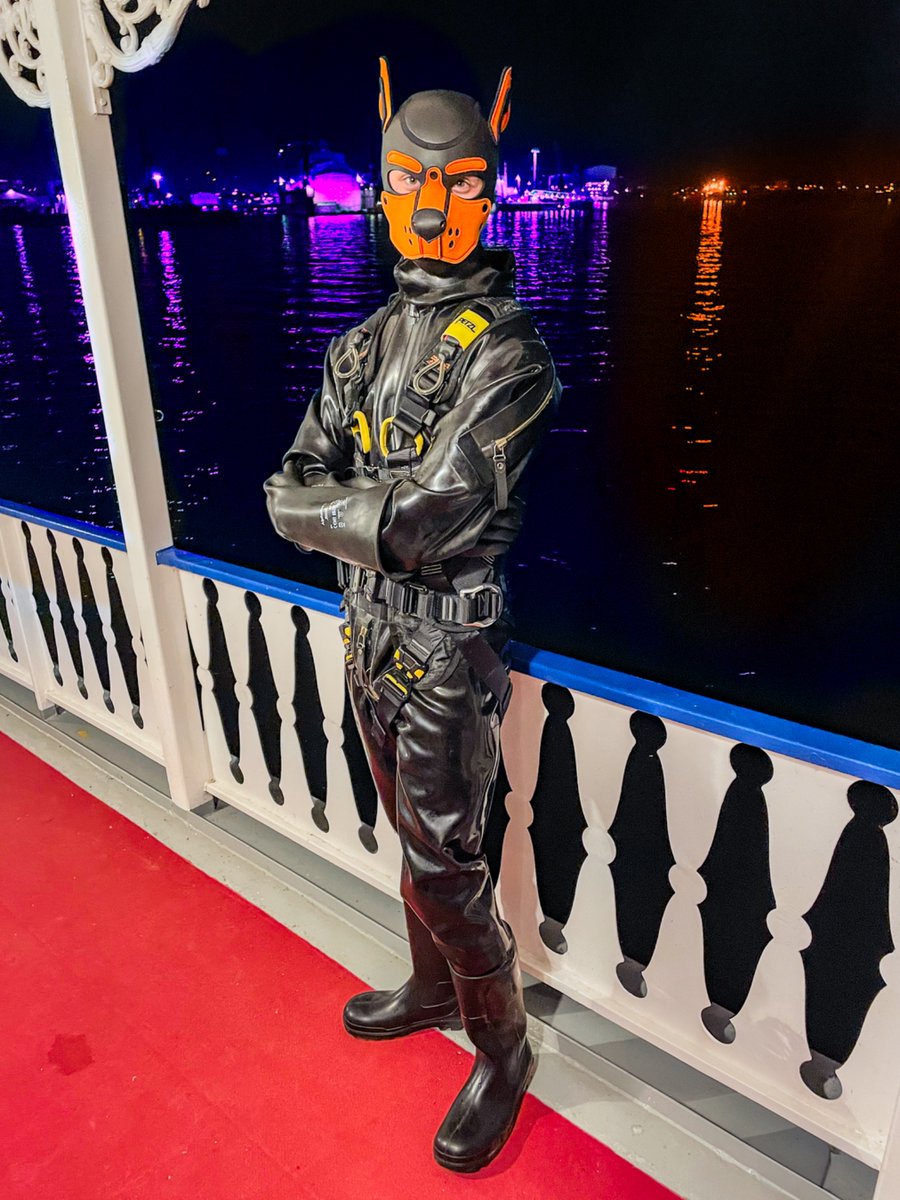 Had to wear <a href="/VolthDarkplay/">Nevoky Volth</a>‘s heavy rubber suit on top of a normal catsuit at a party recently 🙈 
It definitely felt really hot 👉👈