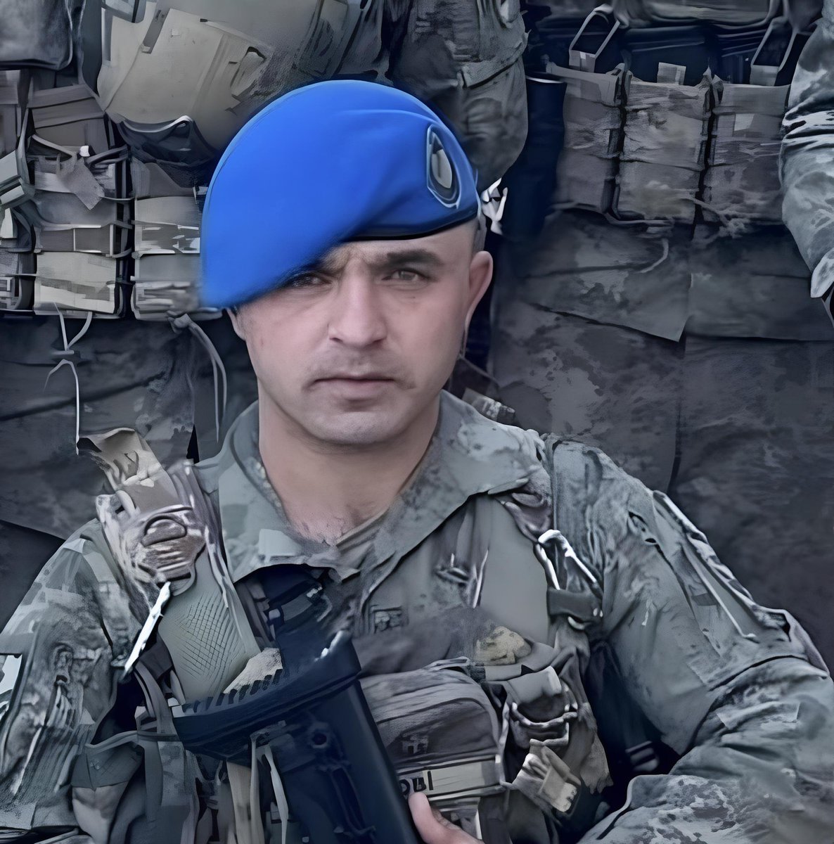 Dün şehit düşen kahramanımız Kani Obi, görevi başındayken sessizliği tercih ederdi. Fotoğraflarını paylaşmaz, kendini ön plana çıkarmazdı. Ama bir cümlesi vardı, unutulmayan: “Yaşarken değil, Şehit olunca paylaşın beni her yerde...”
Kalbimize mühürlüsün Kani...
📸<a href="/konseytr/">KONSEY</a>