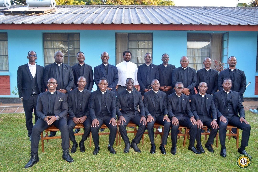 AORjesuits's tweet photo. 📿 After 2 years of novitiate, Jesuits take their First Vows—poverty, chastity & obedience. These simple yet lifelong vows mark their full entry into the Society of Jesus, ready for mission & deeper formation.
#Jesuits #FirstVows #IgnatianJourney #SocietyOfJesus https://t.co/wC5uFlptkH