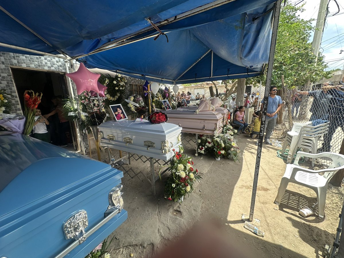 Dan  el último adiós a Karla, Meredith , Medelín y su madre Margarita. Asesinadas en Hermosillo . Descansen en paz.