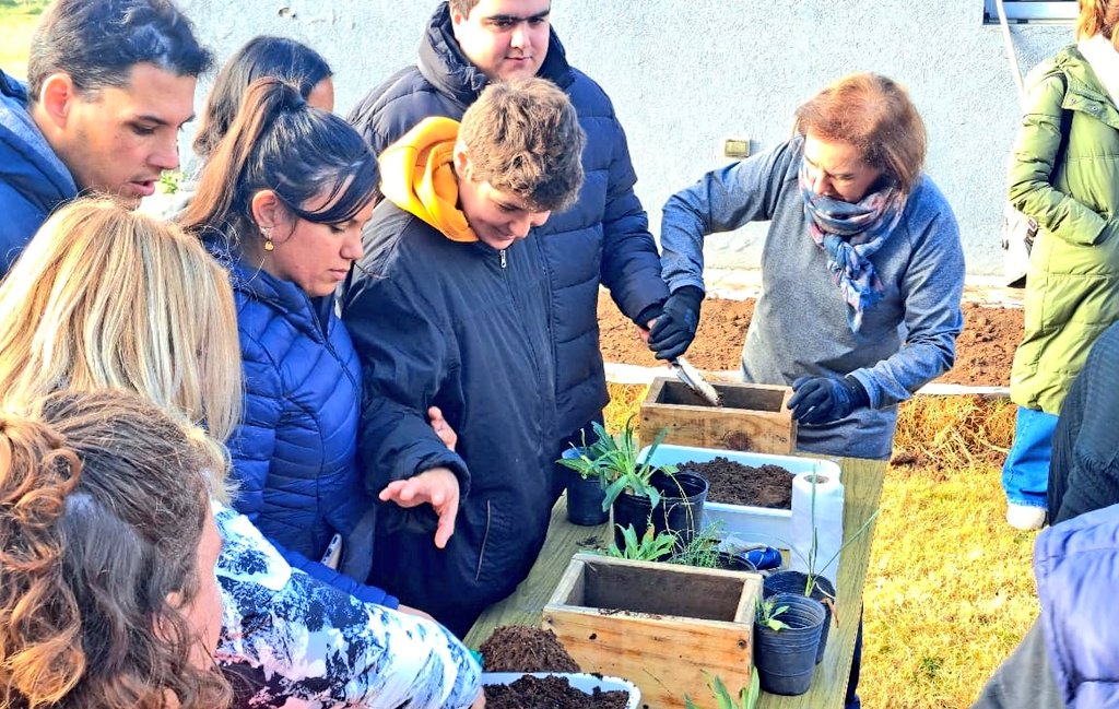 Val_Fabian's tweet photo. Una gran jornada de trasplante de ornamentales y embellecimiento en #APADEA. 🌸🌿

Junto a los chicos, familiares y docentes, colocamos y trasplantamos 9 macetas donadas por el @MunicipioBahia 🪴, comenzamos con los trabajos sobre un cantero de 10×2 🌱 y continuamos con la puesta en valor del invernadero 🌾.

🤝 Inclusión, comunidad, flores que sanan.
👐 Manos en la tierra, terapia compartida.
💪 Un gran trabajo en equipo que nos abraza.

Como siempre nos dice @fsusbielles,
trabajar de cara a los vecinos e instituciones, acercar la gestion y caminar juntos, porque sus sueños, tambien son los nuestros.💫

#EnEquipo🙌