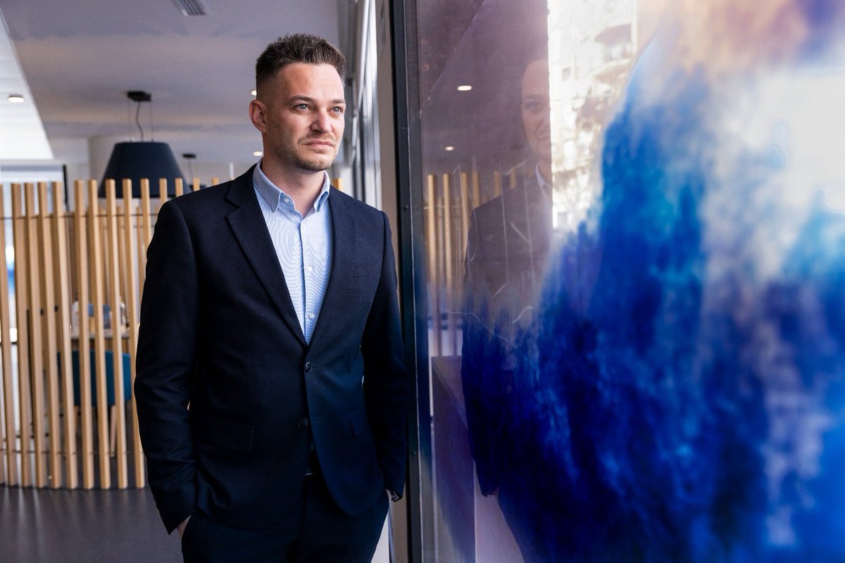 𝚅𝚒𝚟𝚒𝚛 𝚒𝚗𝚜𝚝𝚊𝚕𝚊𝚍𝚘 𝚎𝚗 𝚕𝚊 𝚎𝚜𝚙𝚎𝚛𝚊𝚗𝚣𝚊

Vivimos tiempos en los que la incertidumbre se ha convertido en rutina. Donde lo urgente ocupa todos los espacios, y el ruido amenaza con eclipsar lo esencial. En este contexto, vivir instalado en la esperanza no es