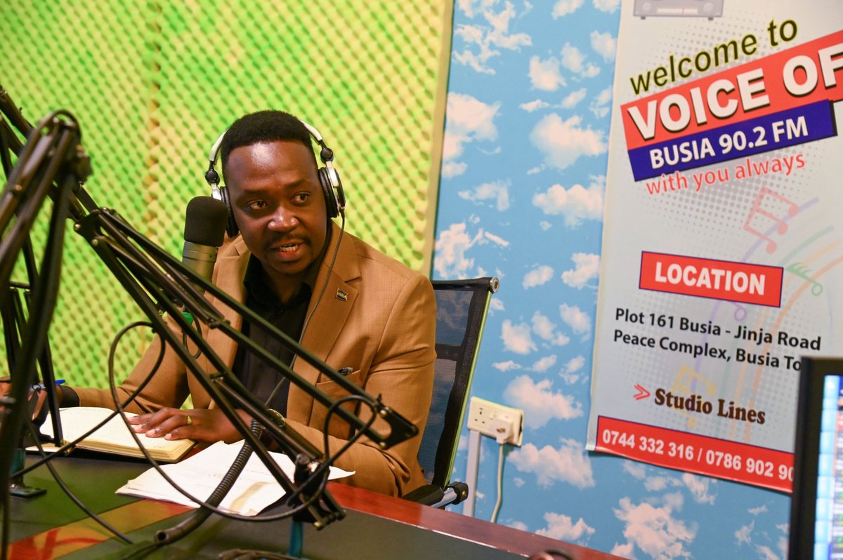 AntiGraft_SH's tweet image. This evening, two @AntiGraft_SH senior officials officers; Counsel Sebikaari Samuel and Mr. Eroku Stanley, appeared on Voice of Busia FM to raise awareness about SH-ACU's ongoing anti-corruption interventions in Busia District.
Eroku emphasized the importance of public trust…