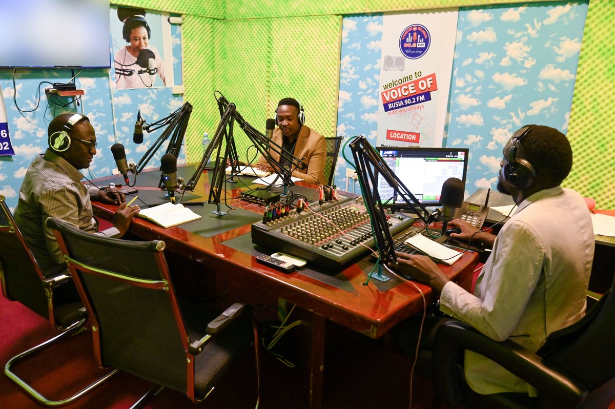 AntiGraft_SH's tweet image. This evening, two @AntiGraft_SH senior officials officers; Counsel Sebikaari Samuel and Mr. Eroku Stanley, appeared on Voice of Busia FM to raise awareness about SH-ACU's ongoing anti-corruption interventions in Busia District.
Eroku emphasized the importance of public trust…