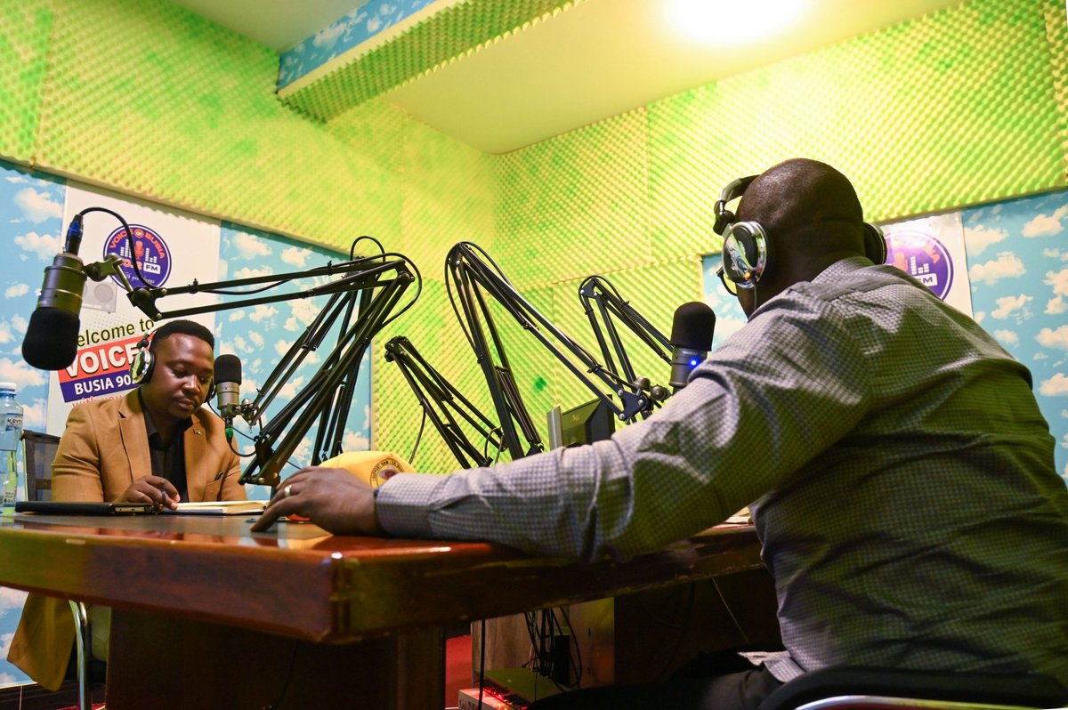 AntiGraft_SH's tweet image. This evening, two @AntiGraft_SH senior officials officers; Counsel Sebikaari Samuel and Mr. Eroku Stanley, appeared on Voice of Busia FM to raise awareness about SH-ACU's ongoing anti-corruption interventions in Busia District.
Eroku emphasized the importance of public trust…