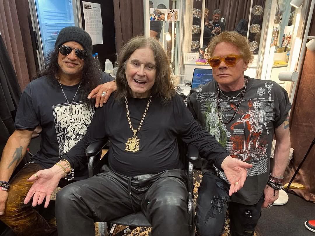 Photomusicrock's tweet image. Ozzy Osbourne did the impossible task, having a picture with Axl Rose and Slash at the same time.