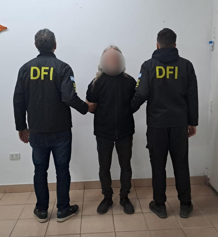 Rescatamos a seis víctimas de trata y detuvimos a la pareja que las explotaba en un cine para adultos en Ciudadela, provincia de Buenos Aires.

El DFI de la PFA actuó. Hacemos lo que otros no hacen.

Denunciá la trata al 145.