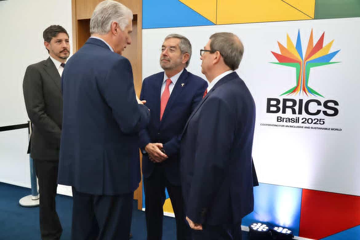 Embajada de Cuba en México (@embacumex) on Twitter photo 🇨🇺| En el marco de la XVII Cumbre #BRICS, el presidente <a href="/DiazCanelB/">Miguel Díaz-Canel Bermúdez</a> intercambió con el canciller de #México, Juan Ramón de La Fuente.
📸 <a href="/PresidenciaCuba/">Presidencia Cuba 🇨🇺</a> 🇨🇺| En el marco de la XVII Cumbre #BRICS, el presidente <a href="/DiazCanelB/">Miguel Díaz-Canel Bermúdez</a> intercambió con el canciller de #México, Juan Ramón de La Fuente.
📸 <a href="/PresidenciaCuba/">Presidencia Cuba 🇨🇺</a>