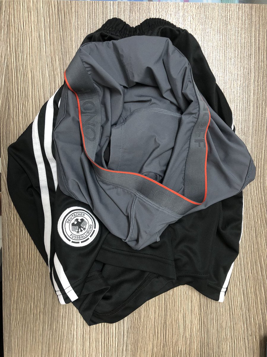 Bucu a đồng nghiệp ngoài công viên cơ quan, bú rồi uống nước đái xong hửi sịp dơ, nứng quá ở truồng đi lòng vòng