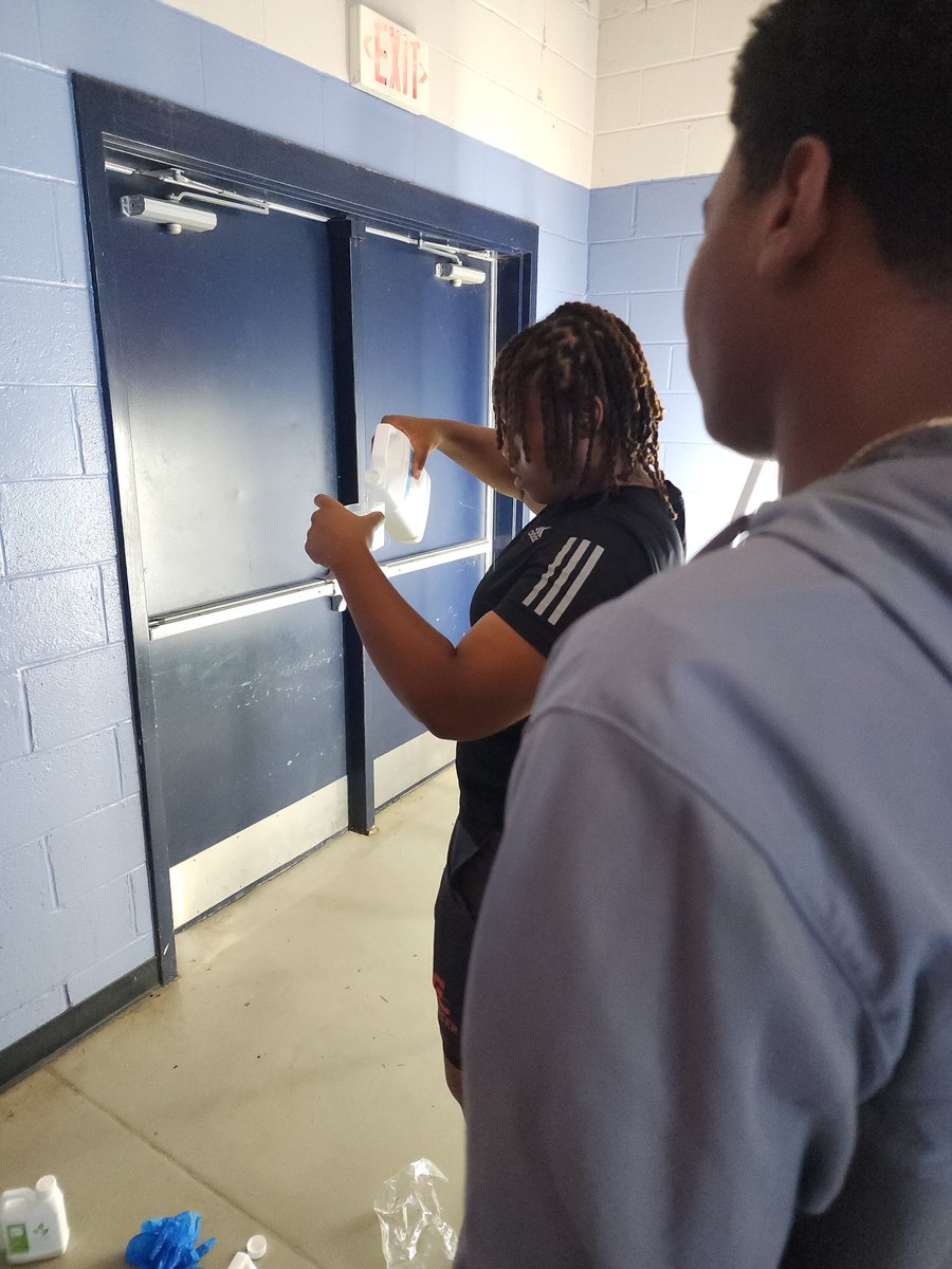 LondonR_Barber's tweet photo. Today 4H ag lab work "tomorrow" forensics lab work. Working toward all my dreams. #willingtowork @GatesCounty4H https://t.co/9sKPOhhz1X