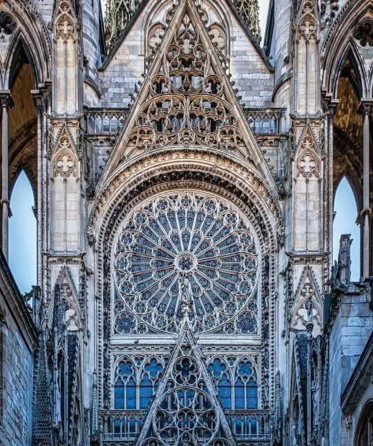 Dis-moi la main qui t’enlève,
Ô mon âme, et dans un rêve
Te montre la vérité !
D’où vient qu’un songe m’emporte
Jusques au seuil de la porte
Qu’entr’ouvre l’Éternité
-Alfred de Vigny

Front de la Cathédrale gothique Notre-Dame-de-l'Assomption de Rouen,Normandie #France 1145-1506