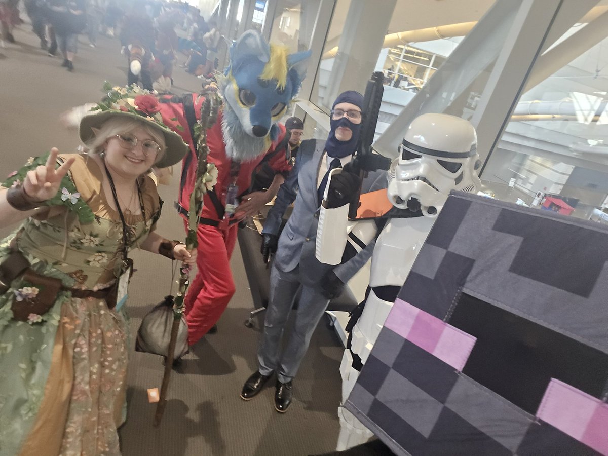 SpaceyVRC's tweet image. Going to cons was the best thing ive done recently #AC2025
#anthrocon2025 #Anthrocon