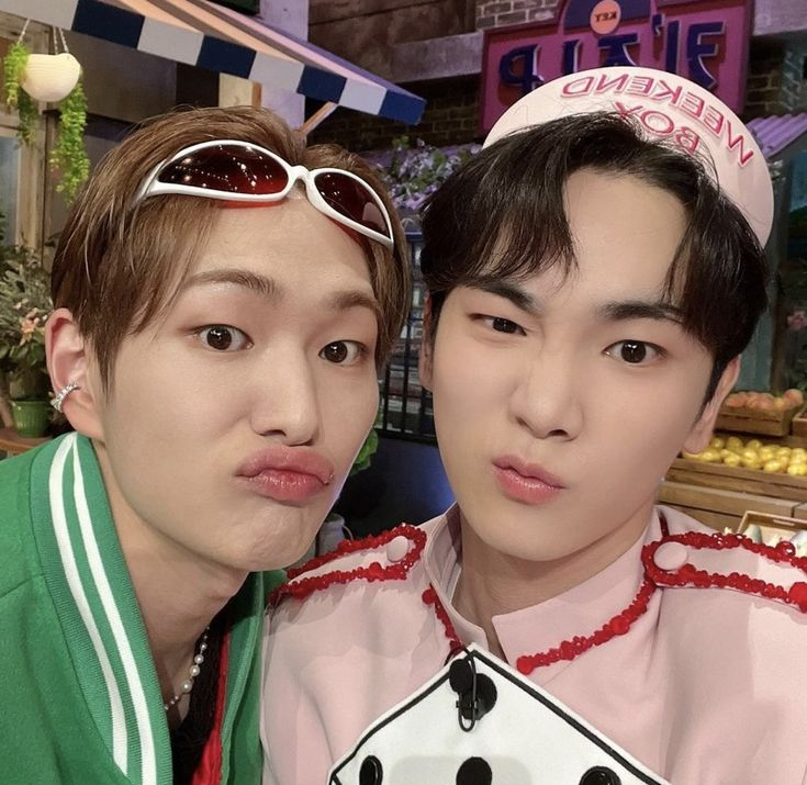 b_ananamin's tweet photo. twinss @100ShininLights 

#ONEWTHELIVE_PercentPeru #PeruWantsOnew #OnewComeToPeru #PerfectStageForOnewPeru
@thehubeventspe @masterliveperu @zafirolive @onew_griffin @griffinenter @livenation @MoveConcertsPE @WorkShowsPeru https://t.co/2HhkNZsKfm
