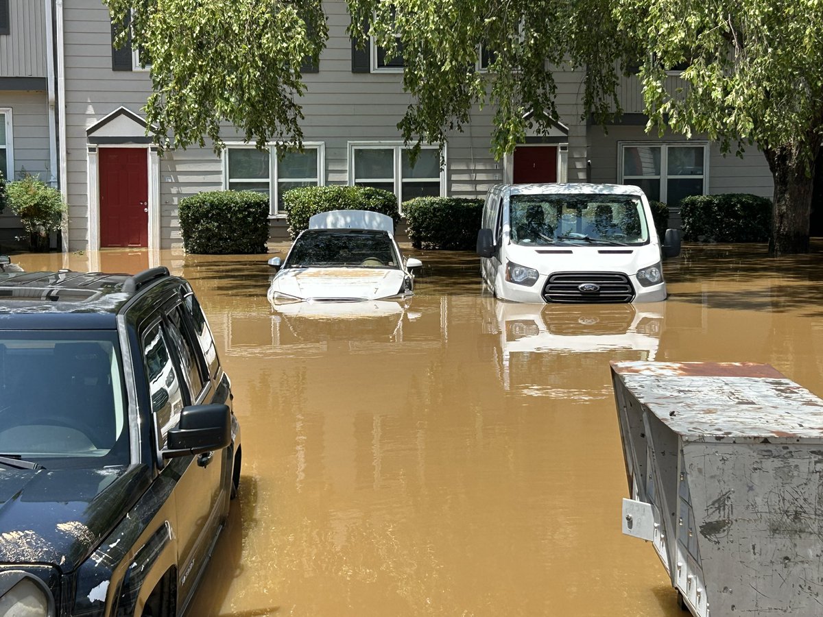 AsherReddtv's tweet image. Tropical Storm Chantal left parts of Central North Carolina underwater over the weekend. The Eno River crested at 25 feet early Monday morning, reaching major flood stage. The river rose by 24 feet in less than 12 hours.
Water levels have dropped significantly since this…