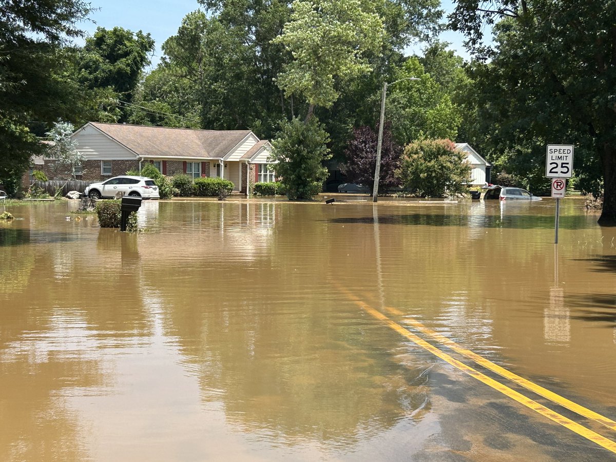 AsherReddtv's tweet image. Tropical Storm Chantal left parts of Central North Carolina underwater over the weekend. The Eno River crested at 25 feet early Monday morning, reaching major flood stage. The river rose by 24 feet in less than 12 hours.
Water levels have dropped significantly since this…