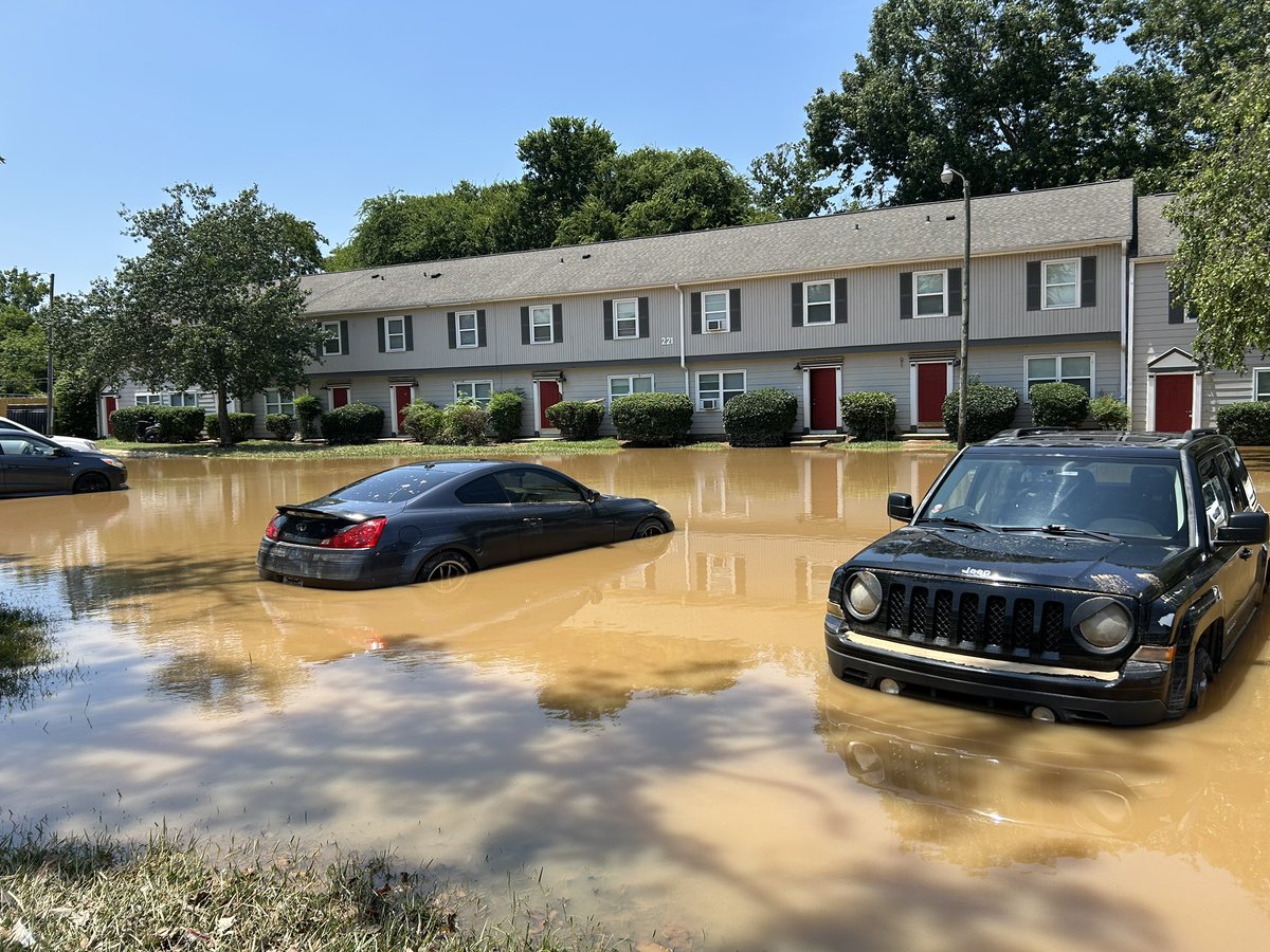AsherReddtv's tweet image. Tropical Storm Chantal left parts of Central North Carolina underwater over the weekend. The Eno River crested at 25 feet early Monday morning, reaching major flood stage. The river rose by 24 feet in less than 12 hours.
Water levels have dropped significantly since this…