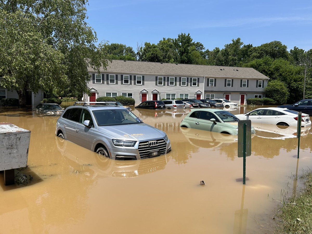 AsherReddtv's tweet image. Tropical Storm Chantal left parts of Central North Carolina underwater over the weekend. The Eno River crested at 25 feet early Monday morning, reaching major flood stage. The river rose by 24 feet in less than 12 hours.
Water levels have dropped significantly since this…