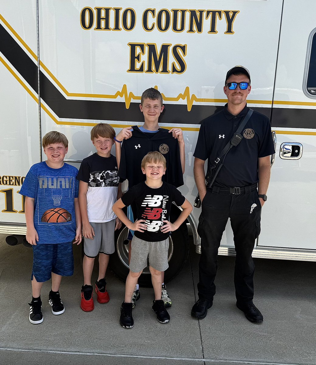 ClaireWTOV9's tweet image. FAMILY SAYS THANKS TO FIRST RESPONDERS THAT SAVED THEM—-
During the June 14th Flood, the Dalton Family needed to walk to higher ground on Peter’s Run to stay safe from the high waters that rose. There three first responders came and rescue them, now the family is saying thanks.