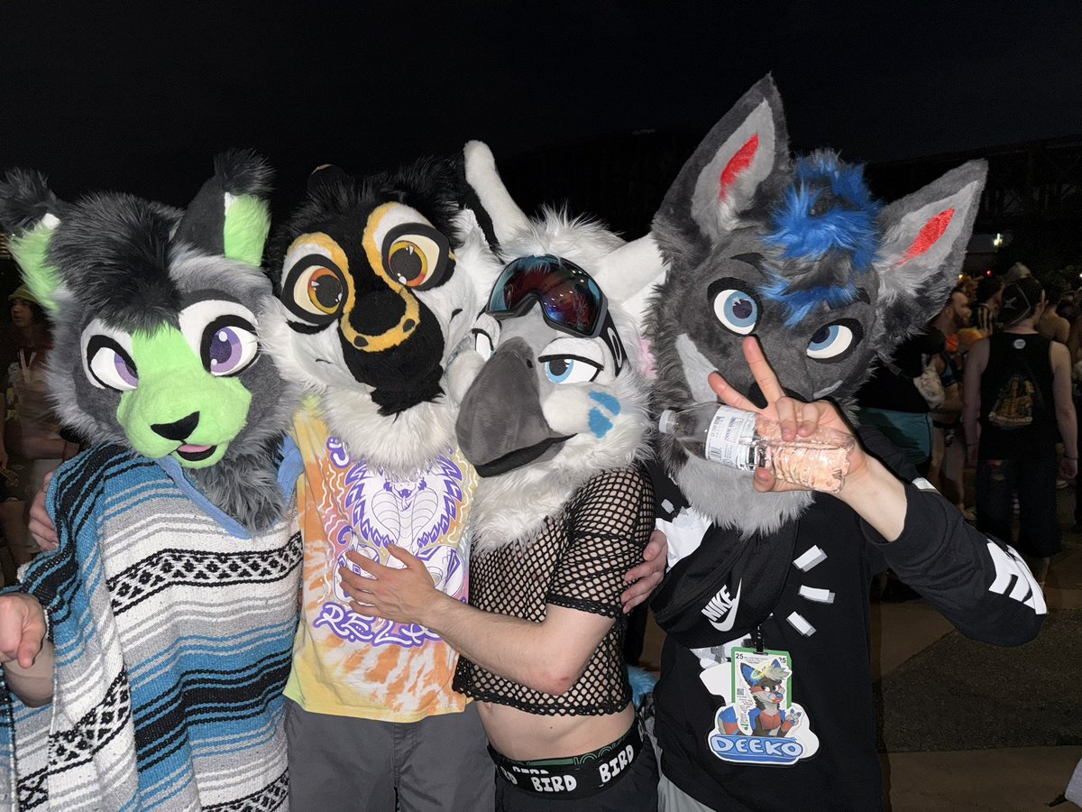 Thank you to everyone who came up to say hoi and hang out with me at this AC 💛

Yall make events like these so special and I can’t wait for the next one 😭

💛<a href="/Werikane/">Werikane | Khalu𝑟𝑎 🍂 🔜AC</a> <a href="/ThunderFennec/">⚡️Thunder⚡️</a>  <a href="/lytterr/">Lytter</a> <a href="/DeekoTheYote/">Deeko 🔜??</a>