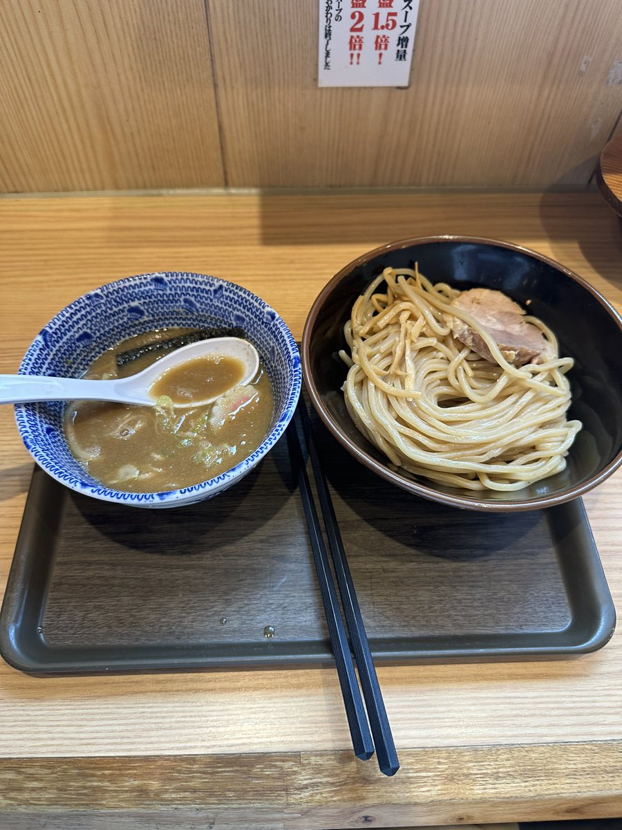 bamihito083's tweet photo. 昨日のランチ🍽️

久しぶりに、アコギの練習兼ねて、弾き語りに行った帰り、あまりの暑さで、つけ麺を食べました🍜
喉ごしも良くて、良い声で、歌えそうです🎸

#東京都葛飾区　#亀有駅　#つけ麺
#舎鈴　#ランチ　#弾き語り https://t.co/g4SW3jW4VW
