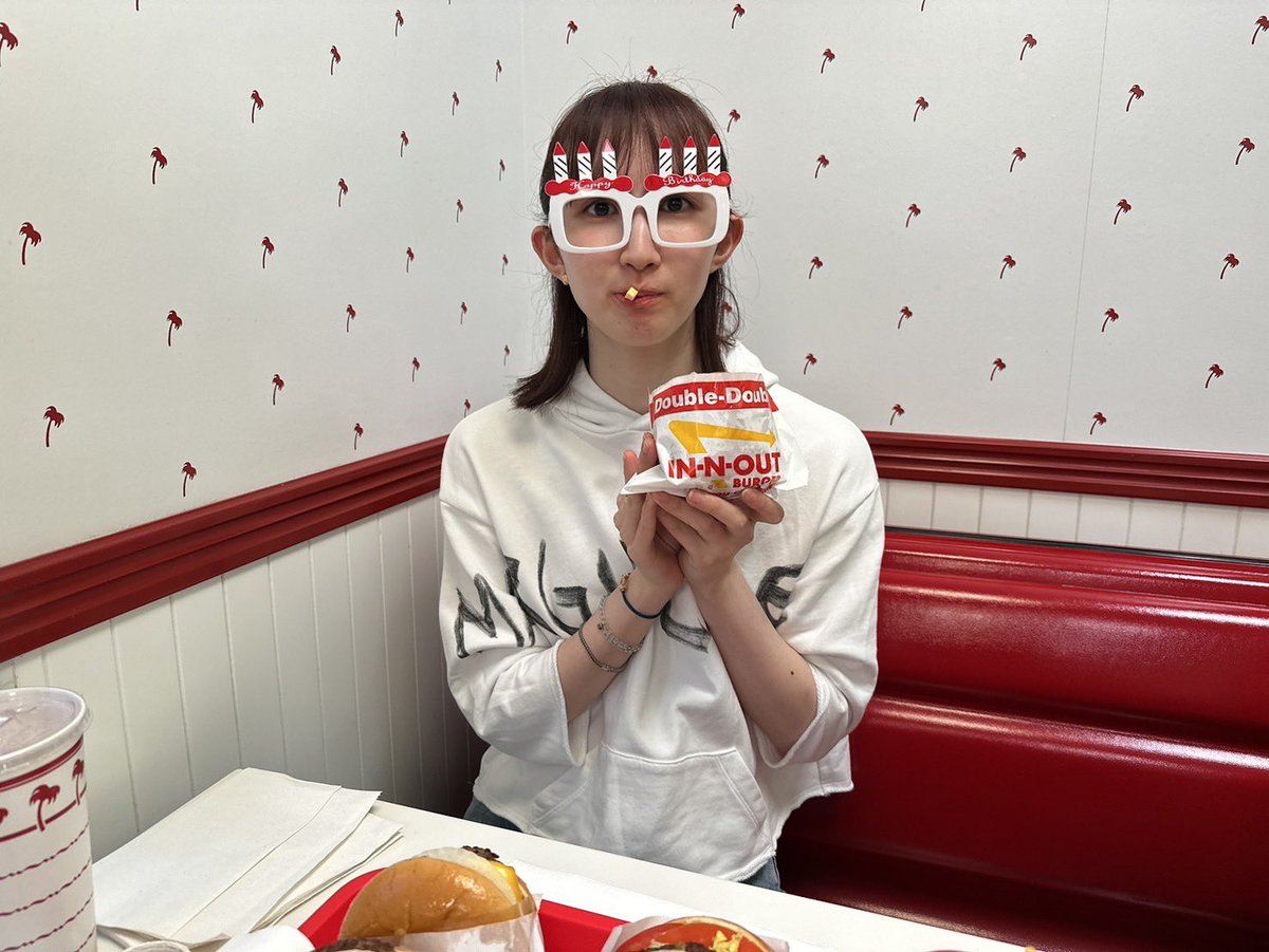 hayata_hina's tweet photo. １日遅れになりましたがアメリカで25歳の誕生日を迎えました。沢山のお祝いメッセージありがとうございました😊
誕生日にスタートしたYoutube『早田ひなのひなちゃんねる』も宜しくお願いします🫣
https://t.co/zGXM0CaTXR https://t.co/ebKhsfdC0J