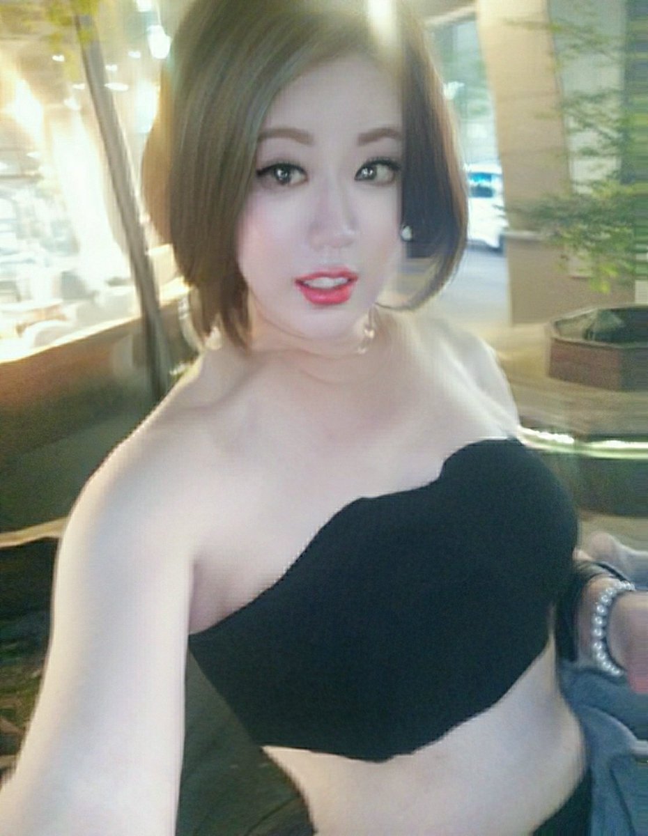 그 거리다.

텔앞엔 삐까번쩍 룸살롱
돌아서 나오면 스벅 벤치다.

더운 여름저녁
그거리에서 저런 차림이니
날 걸레창녀라 볼수도 있겠다.

ㅡ

그는 초보러버란다.
길고도 깊게 후ㄲ시 해드렸다.
200% 만족한다 그가 몸서리치도록 말이다.

ㅡ

너무 더운 
여름날밤이다.
낮에도 저리 다닐까!