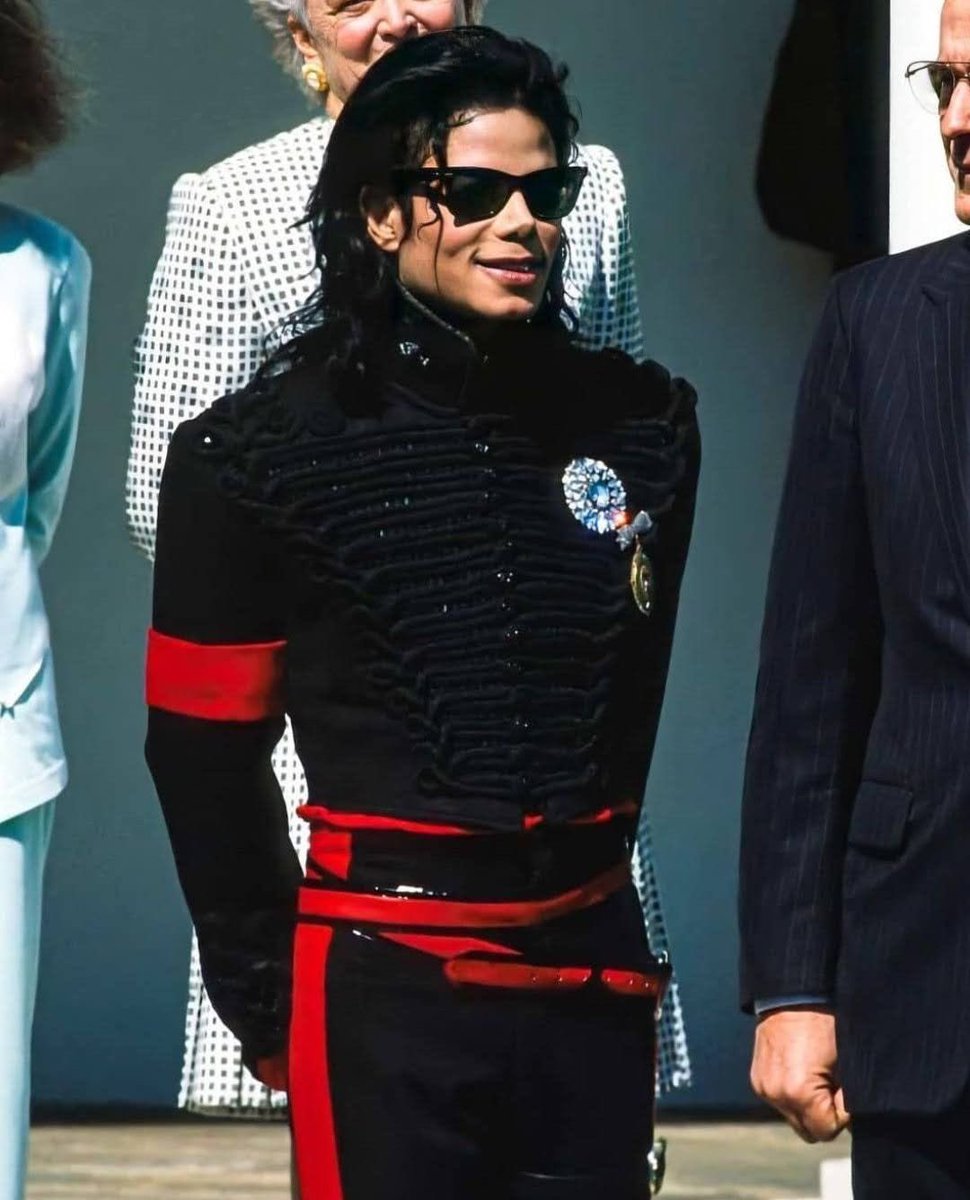 MJ pulled up to the White House dripped out after being honored by the president for the 2nd time. He was honored by 3 different presidents throughout his solo career 🐐