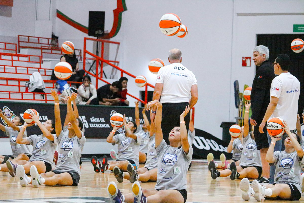 ✨ Recordamos con emoción nuestro Campamento de Talentos en la UDLAP, donde más de 40 jóvenes mostraron su pasión, esfuerzo y ganas de crecer en el deporte 🏀

Un fin de semana lleno de aprendizaje, inspiración… ¡y grandes sorpresas como los balones Wilson de la WNBA!