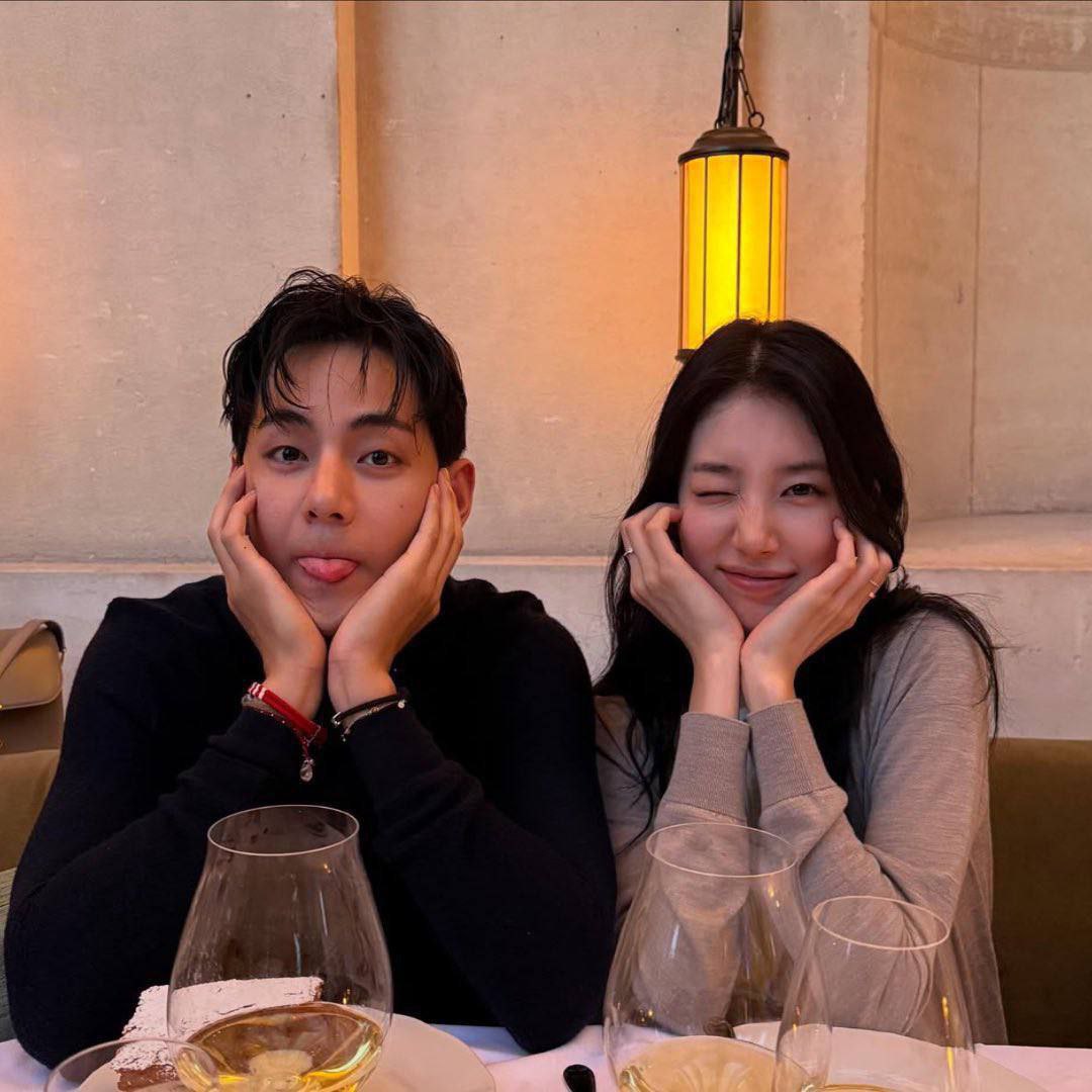 bangtanarmyarg's tweet photo. Bae Suzy, actriz y cantante compartió mediante su cuenta oficial de Instagram, foto junto a #V .

 "Un momento que brilla bajo la lluvia" https://t.co/6hn1TVYD7w