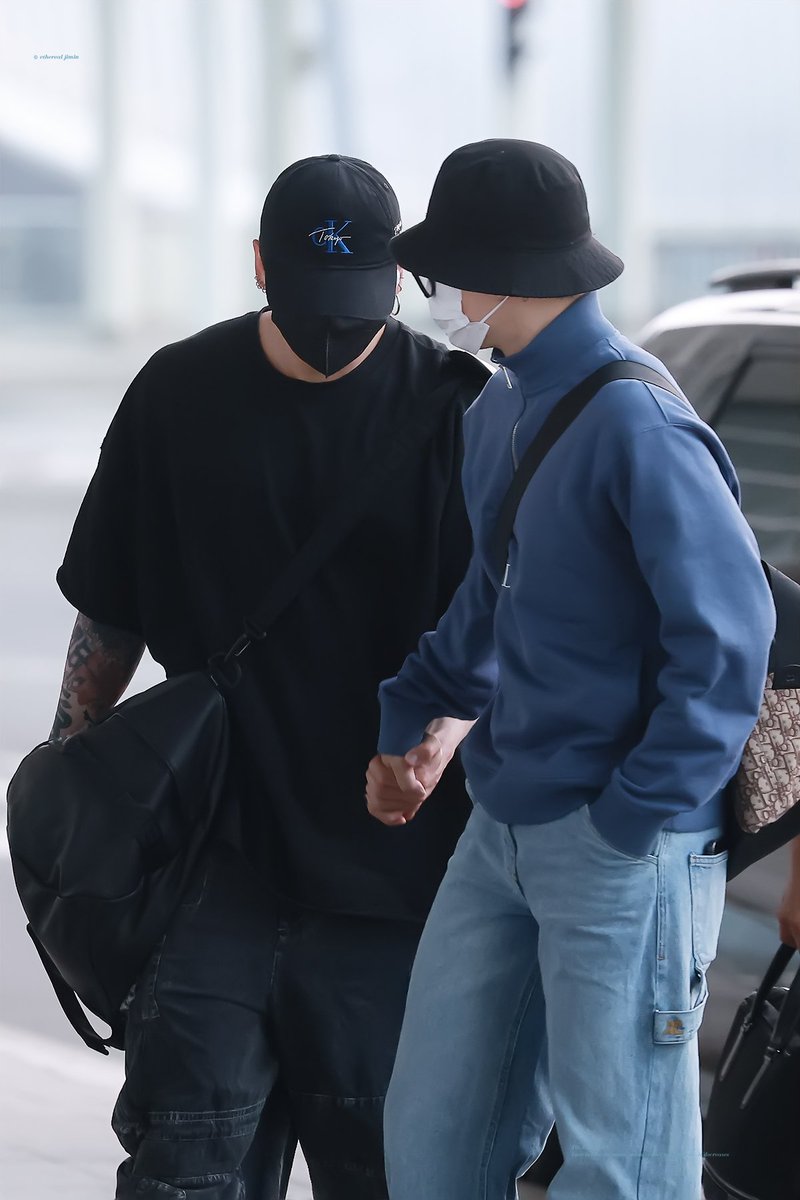 AnaMaria_9795's tweet photo. Llegaron sanos y salvos ☺️☺️☺️
Y agarrados de las manos

Jikook es real 
Jodanse locas 

#jikook
#kookmin 
😘😘😘😘 https://t.co/RWRqn5geYy