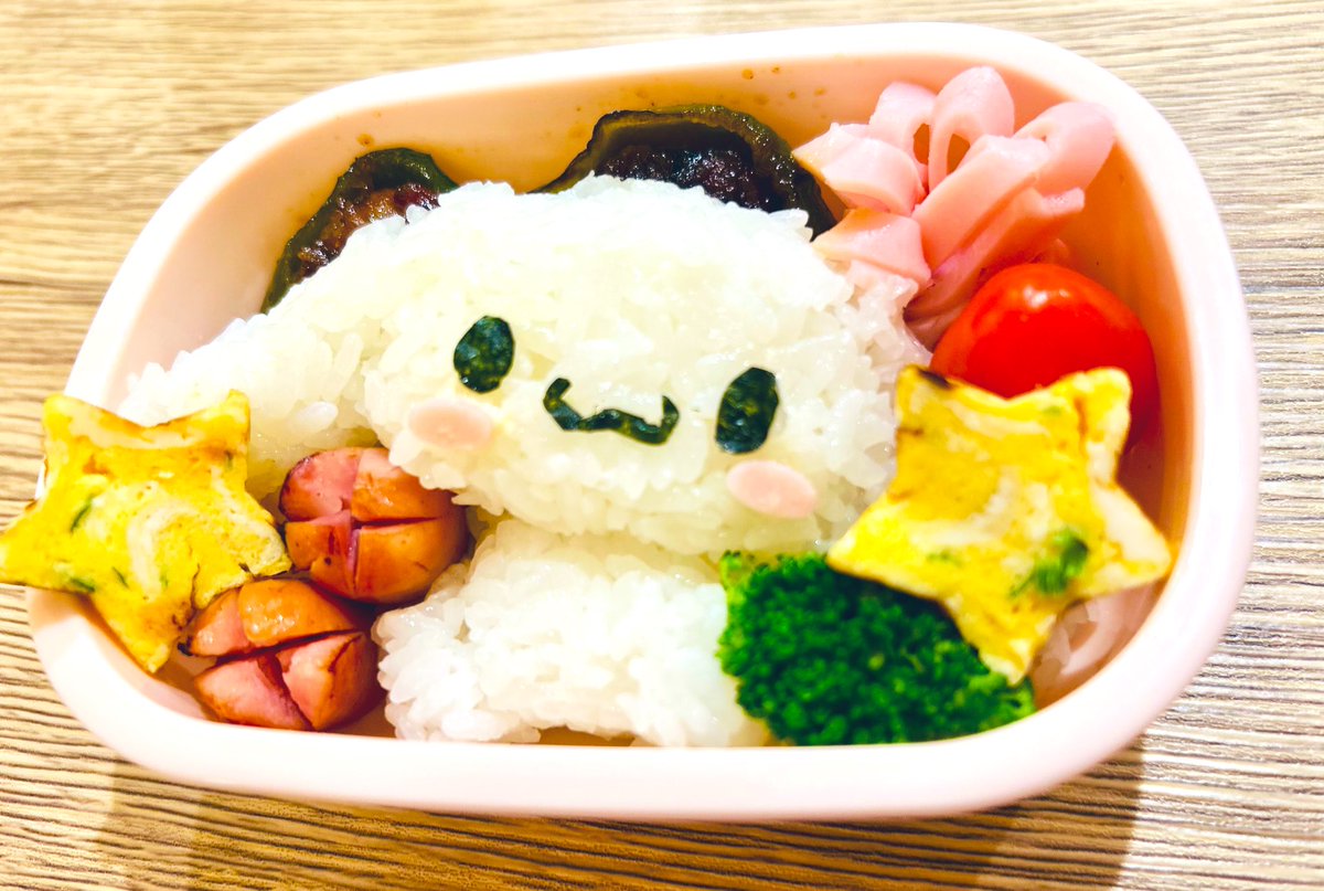 #れいかちゃんのお弁当を作るママ

【 28日目 】

おはよう✨️
今日はピーマンの肉詰めを作ったよ！
シナモロールちゃんの下に敷き詰めてある～︎ ☁︎︎*.

行ってらっしゃ～い❣️