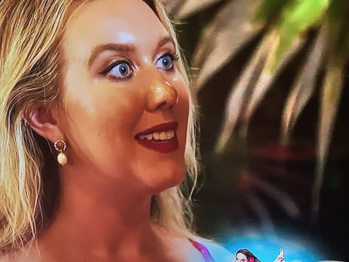 90DayCray1's tweet image. Where are the camp counselors to slap some sense into Cortney?? Usman is not a prize. He’s the starting line - you run as fast as you can away from him.
#90DayFianceHuntForLove
#90DayFiance #90DayHuntForLove