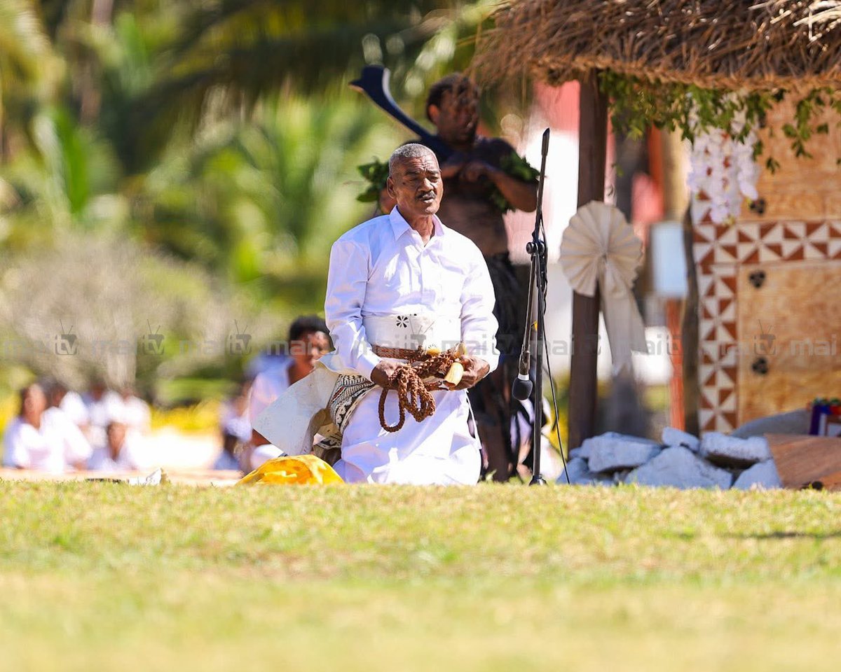 maitvfiji's tweet photo. The last of the rites have been completed, and the  representatives of Vuanirewa have formally requested the people of Nayau for the release of their Chief, to escort him to the Island of Lakeba where he will be installed as Sau ni Vanua ko Lau and Tui Lau.

- Sa mai vakayacori na i otioti ni veiqaraqaravi vaka turaga ka ratou sa vura talega na gone turaga na Vuanirewa me ratou sa mai kerei ira ka me ira sa mai kauti ira kina yanuyanu Sau.

#FijiNews #Fiji #TuiNayauInstallation 🇫🇯