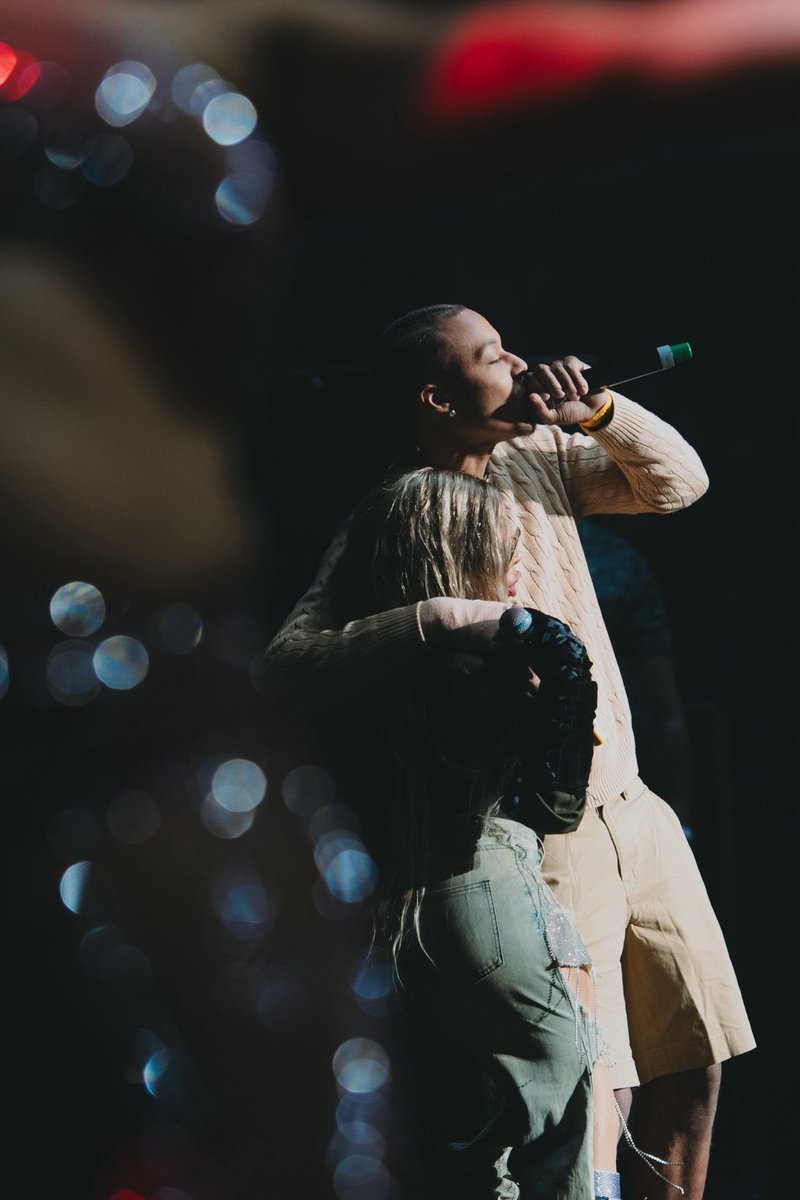 words can’t even describe the love and light that went on in detroit and when this king walked on stage he made everybody’s night including mine 🙏
<a href="/_SkillaBaby/">SKILLA</a> 🫶 u my ❤️
👑<a href="/_SkillaBaby/">SKILLA</a> how u spell his name from now on 
sheeesh too litty of a night 
detroit , detroit, detroit