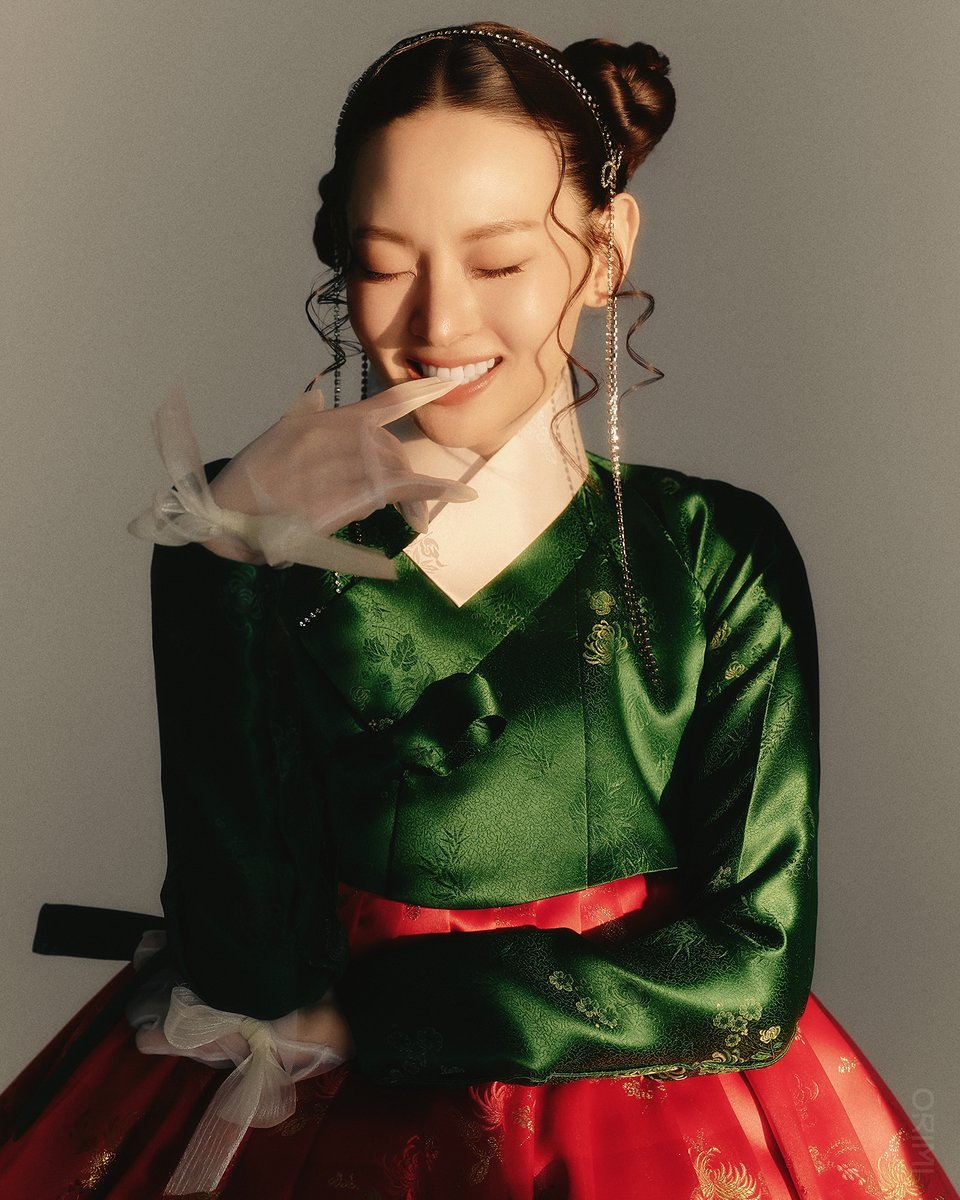 Tradition Embodied : 오리미 녹의홍상
#녹의홍상, 초록 저고리와 붉은 치마- 
500년 전부터 전통이었던 신부한복 그 자체를 입은 지금, 2025년의 신부를 그려봅니다.