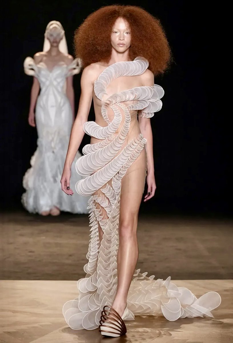enilev's tweet photo. 👛 Can this dress save the world?
♻️ Iris van Herpen’s Autumn/Winter 2025 couture show included a dress made from man-made protein fibres, the brainchild of Japanese firm Spiber. CEO Kazuhide Sekiyama explains why he hopes it’s the breakthrough fashion needs.
By Elektra Kotsoni
@voguebusiness
#IrisVanHerpen #AW25 #Paris
#Sympoiesis #Sustainability #Spiber
👉https://t.co/3dP6eAoyI9
@jblefevre60 @RLDI_Lamy @Khulood_Almani @EvanKirstel @mvollmer1 @pierrepinna @CurieuxExplorer @Shi4Tech @HaroldSinnott @gvalan @JeromeMONANGE @anand_narang @GlenGilmore @JoannMoretti
@Nicochan33 @BetaMoroney @Eli_Krumova @Ym78200 @Fabriziobustama @ahier @marcusborba @Analytics_699 @baski_LA @SpirosMargaris @FrRonconi @jeancayeux @LaurentAlaus @bamitav @AnneLaureBEAUD2 @sonu_monika
@theomitsa @EstelaMandela
@margaretsiegien @arukundo @Sharleneisenia @c4trends @amalmerzouk @efipm @TravelFoodiesTV @pchamard
@PawlowskiMario @TerenceLeungSF @sallyeaves
@hashtagmarketi7 #PFW #Fashiontech #Biotech #ParisFashionWeek #Future #KazuhideSekiyama #Fashion