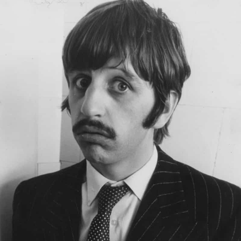 acervoringo's tweet image. 🏆TOP 10 ERAS DO RINGO STARR
🏅5° Lugar (8 votos + desempate): Moptop com bigode (1967)