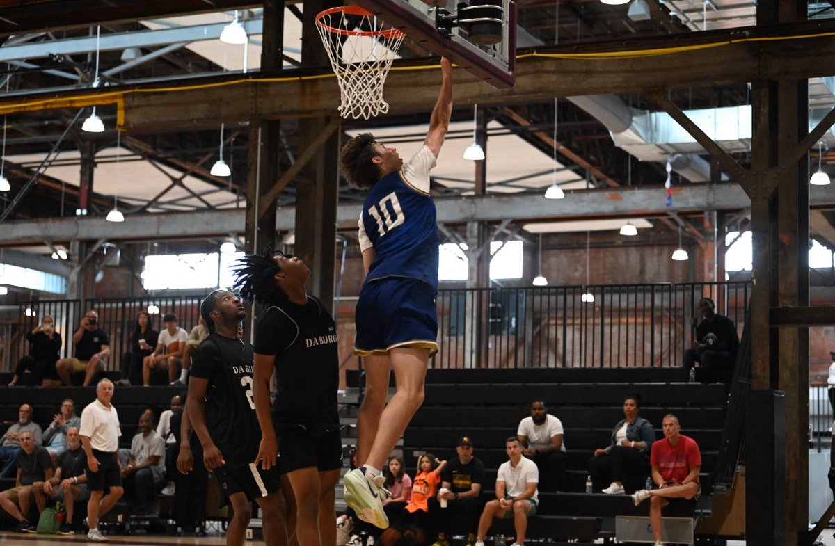 <a href="/RyanDamon13/">Ryan Damon</a> was a standout for La Salle in Philly Live 2. Coming back from an ACL last year, he is now making great contributions on both sides of the 🏀.
Game 1: 15 PTS, 10 REB, 2 AST
Game 2: 11 PTS, 6 REB, 3 AST, 1 STL Game 3: 8 PTS, 6 REB, 2 STL, 1 AST, 1 BLK
📸<a href="/hooplove215/">CityofBasketballLove</a>