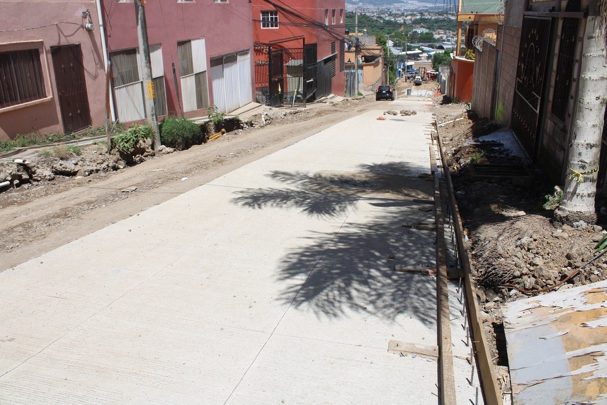 Con trabajo e inversión atendemos y resolvemos las necesidades de las y los capitalinos.💪🏼

Hace unos meses los vecinos de la colonia Lomas del Dorado nos reportaron un socavón producto del colapso de un colector de aguas lluvia.💧🚧

Hoy, avanzamos con la construcción de nuevos