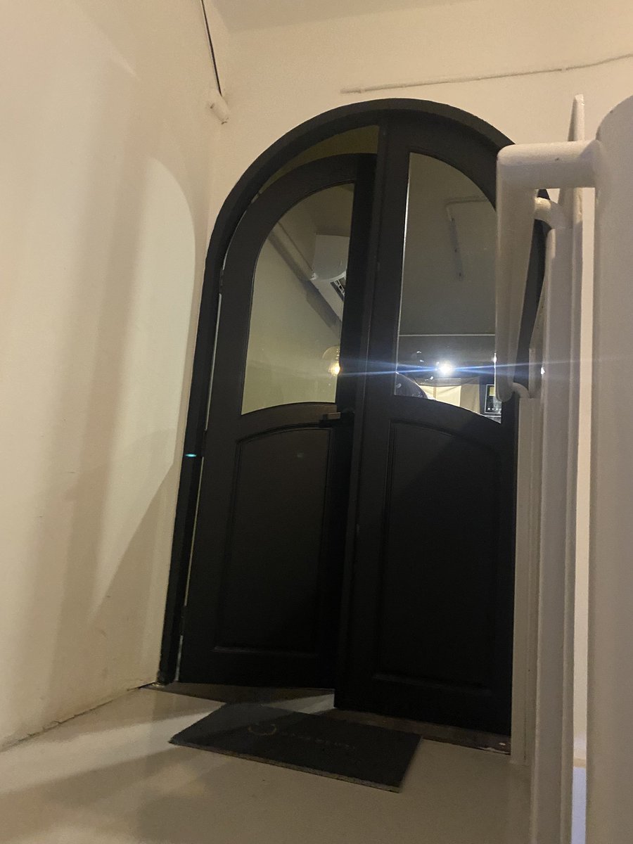 Skraarotten's tweet photo. 🇹🇭 1/0 Sauna Bangkok 

+ cheap entry (100baht <24y.o) 
+big dark maze 
+clean facilities and modern looking
+guys mostly young to fit 
+friendly and welcoming receptionist 

-quite less people surprisingly on Friday night https://t.co/FIRvS5a7FR
