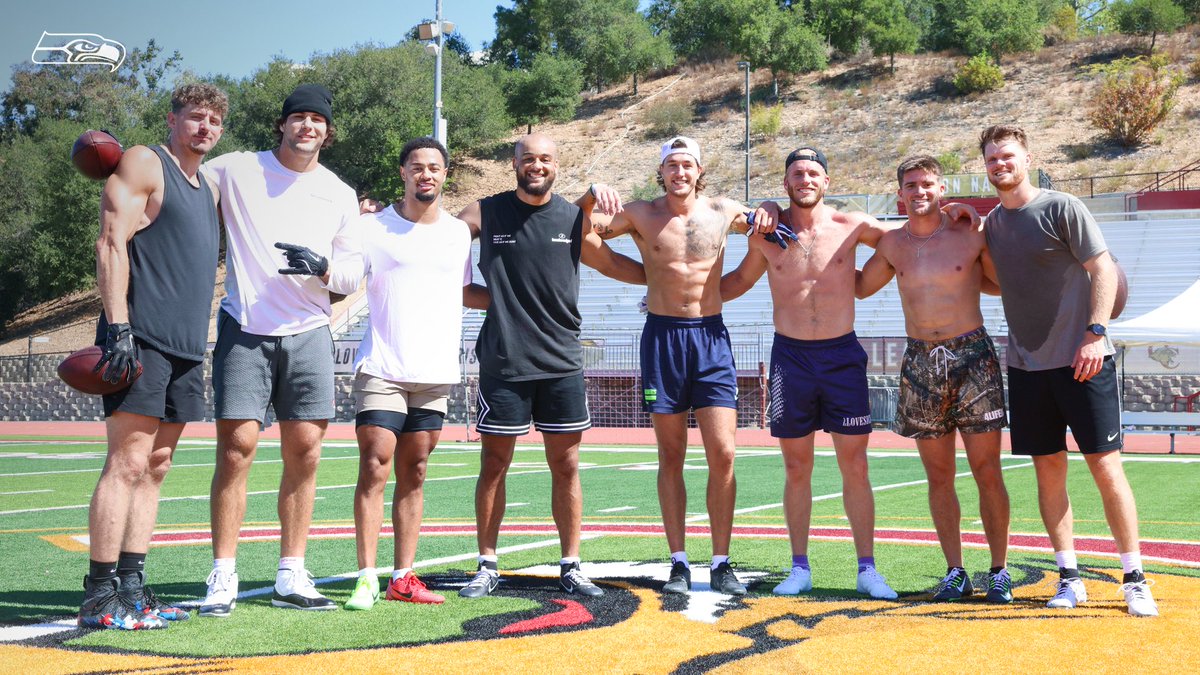 Seahawks's tweet photo. Off-site. No off switch. 😤

📸: @alanko_ https://t.co/883p4VmLpv
