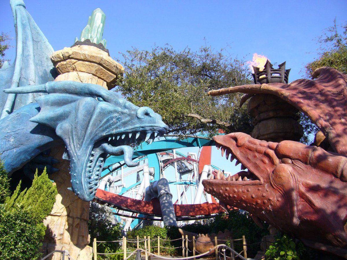 StorybookAmuse's tweet image. Let&apos;s tour the Dueling Dragons castle!

The facade rightfully gets a lot of attention. Its cobalt- and carnelian-colored statues—coiled around ice- and flame-capped columns—perfectly framed the coasters&apos; three near-misses.

The entire queue is worth appreciating. Continued below.