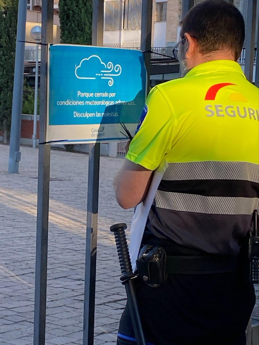 crismartinj's tweet photo. Gracias a la Agenda 2030 y a la total y absoluta sumisión del @MADRID @ppmadrid, la nueva normalidad será que El Retiro esté más tiempo cerrado que abierto. Hoy que el calor no aprieta el motivo es el viento. https://t.co/lzhe5WxLCj