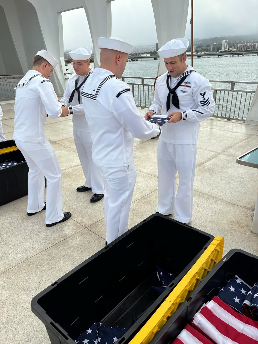 pacificparks's tweet photo. On #IndependenceDay, military #volunteers helped fly hundreds of #USflags over #USSArizona. These flags are sold in the #PHP Bookstore to support education, preservation, and restoration of the #USSArizonaMemorial: https://t.co/13u3Z10MYD Thank you to everyone who participated! https://t.co/ZnDoFGm56I