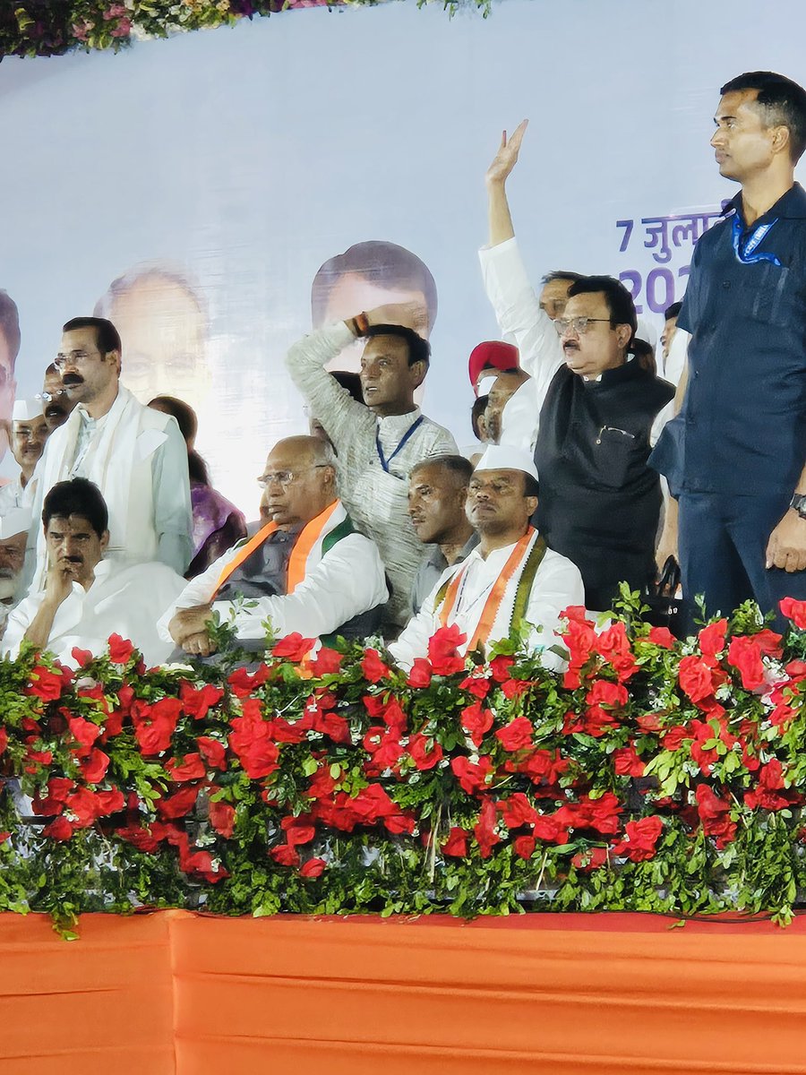 ErHarshit03's tweet photo. छत्तीसगढ़ प्रदेश कांग्रेस कमेटी द्वारा आयोजित "किसान-जवान-संविधान महासभा"इस ऐतिहासिक सभा में कांग्रेस पार्टी के राष्ट्रीय अध्यक्ष मल्लिकार्जुन खड़गे जी की गरिमामयी उपस्थिति ने आयोजन को ऐतिहासिक बना दिया।
किसान-जवान-संविधान-जनसभा"                    
जय कांग्रेस!जय भारत! @kharge https://t.co/Owq881C4Te